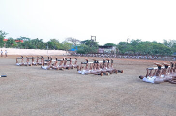 परेड प्रशिक्षणाद्वारे प्रशिक्षणार्थींमध्ये शिस्त, संघभावना आणि आज्ञापालन विकसित केले जाते.
