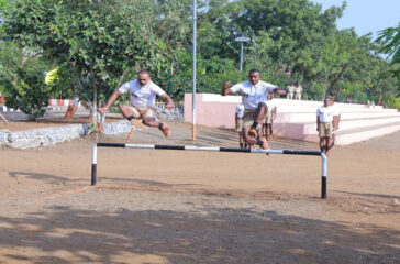 अडथळा प्रशिक्षणाद्वारे प्रशिक्षणार्थींमध्ये शारीरिक चपळता, धैर्य, संतुलन आणि वेग वाढवला जातो.